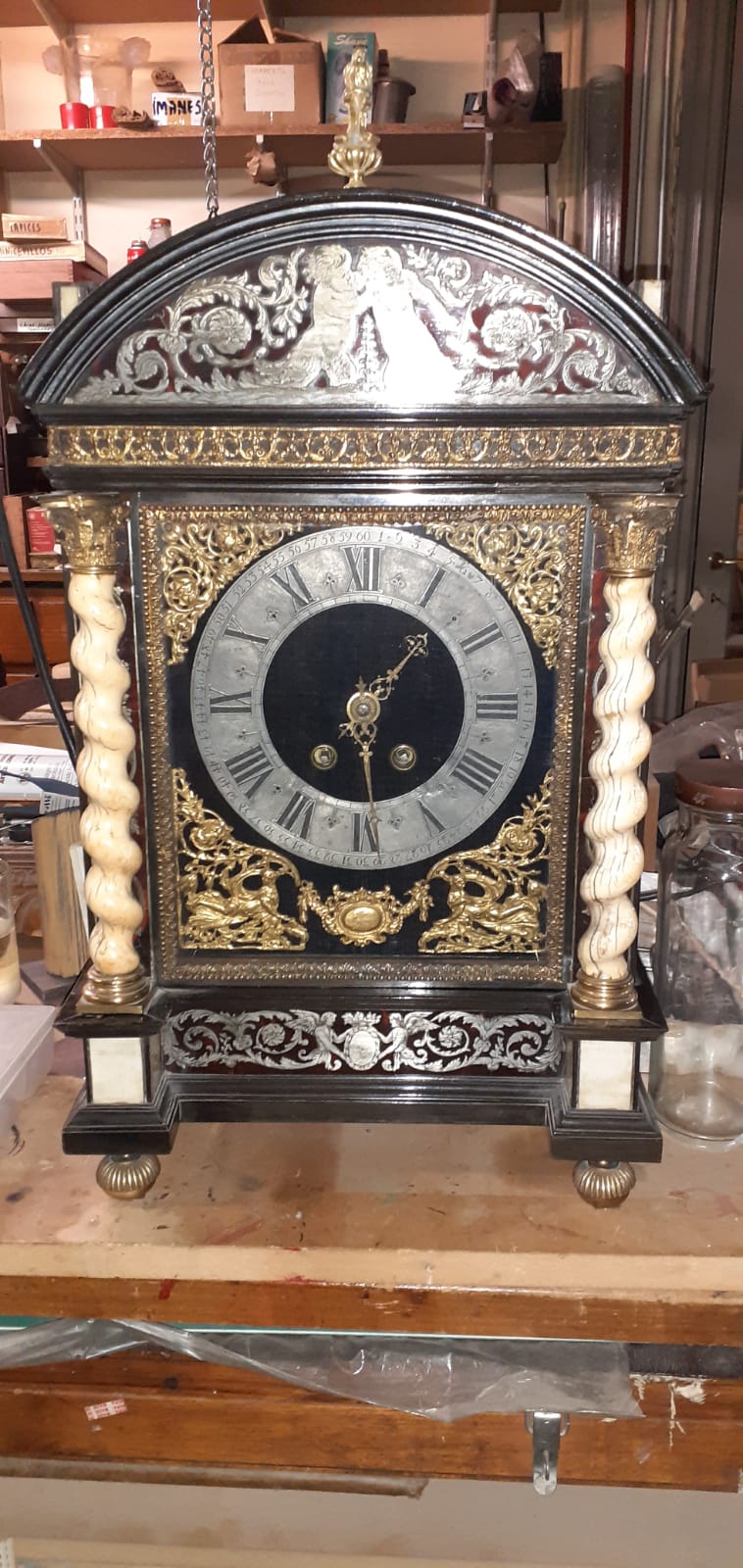 Reloj bracket de 1685 en ébano con columnas torsas de marfil y aplicaciones de bronce y plata