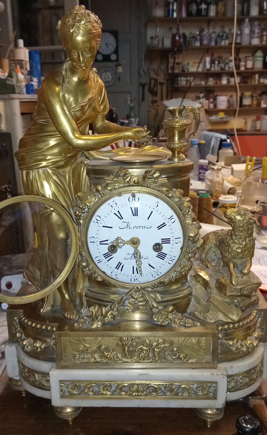Reloj de bronce dorado, aproximadamente de 1750, firma Merra, con figura femenina