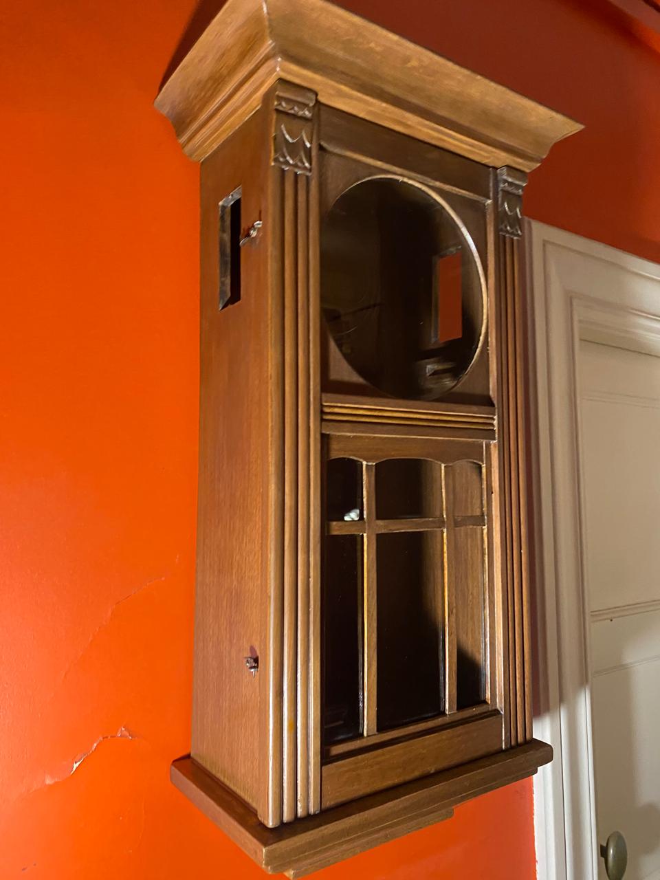 Caja de reloj de pared después de restaurar