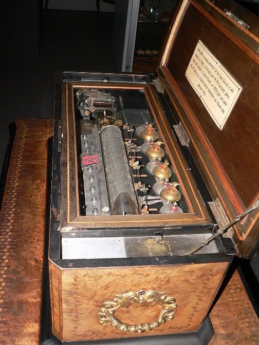 Caja de música de colección, de cilindro con campanas, restaurada en el taller