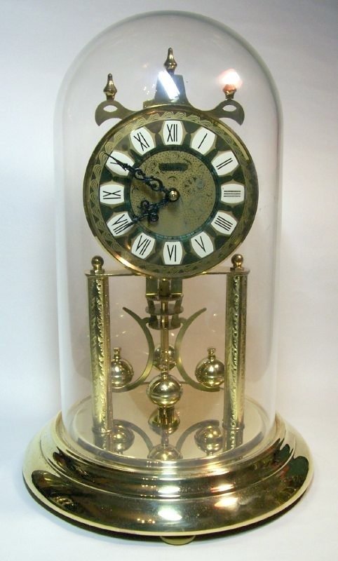 Reloj de aniversario de 400 días con péndulo de torsión y cúpula de vidrio, en latón dorado