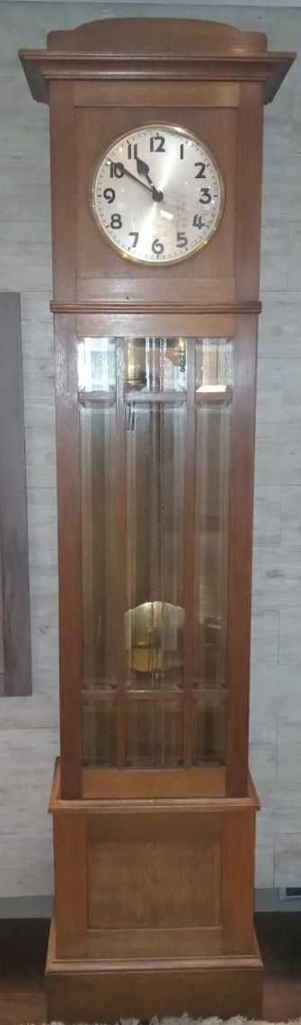 Reloj de pie antiguo con mecanismo de sonería