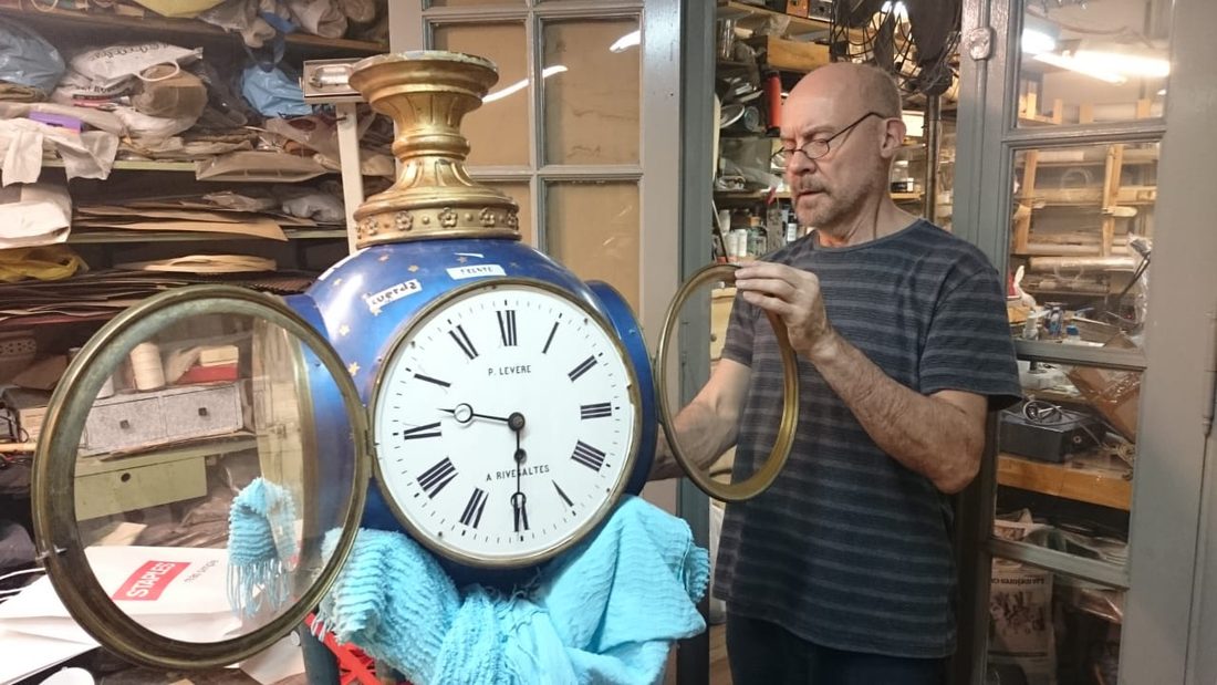 Mario Pedro Borgarelli restaurando el reloj de cuatro caras P. Levère en su taller